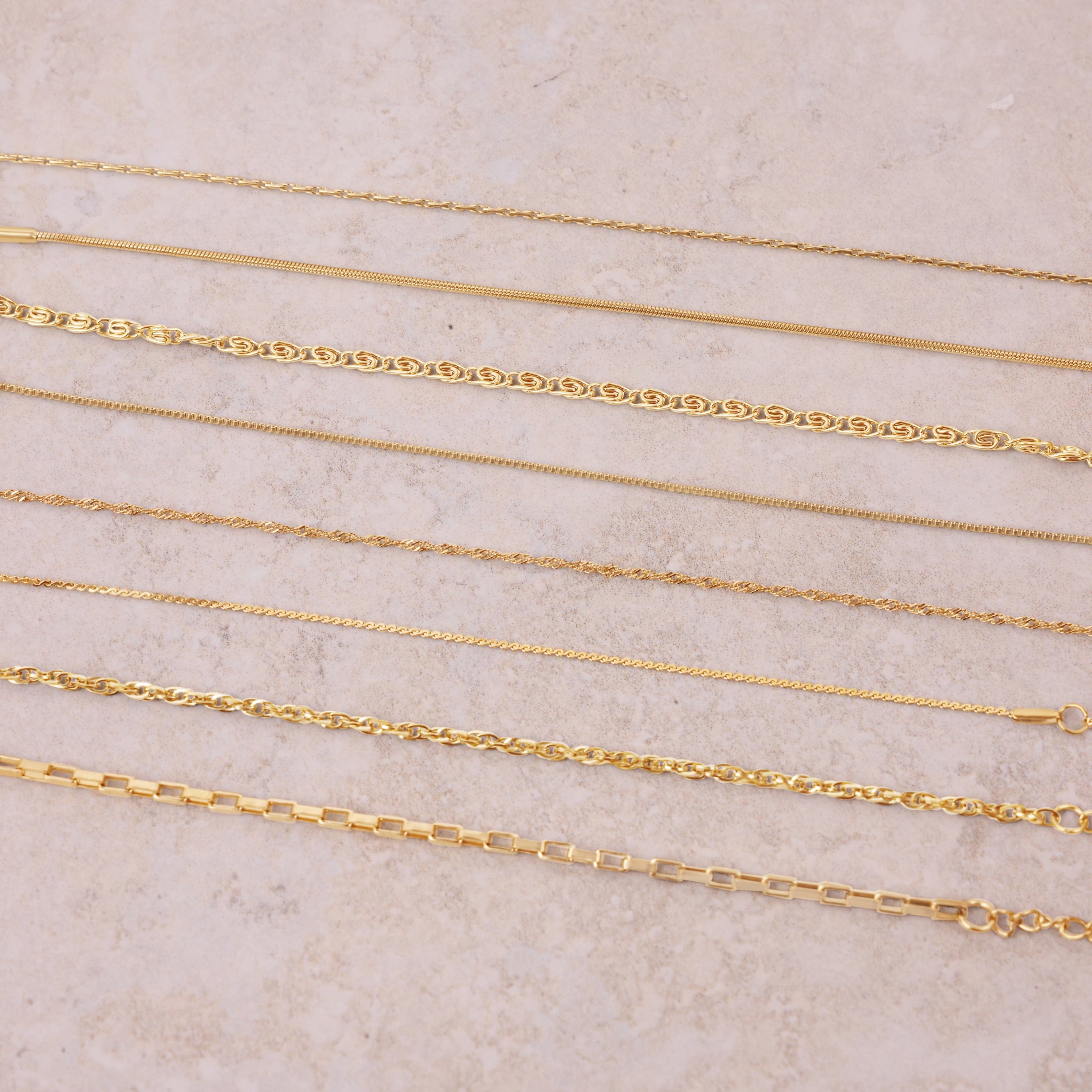 Gedrehtes Goldarmband mit Struktur