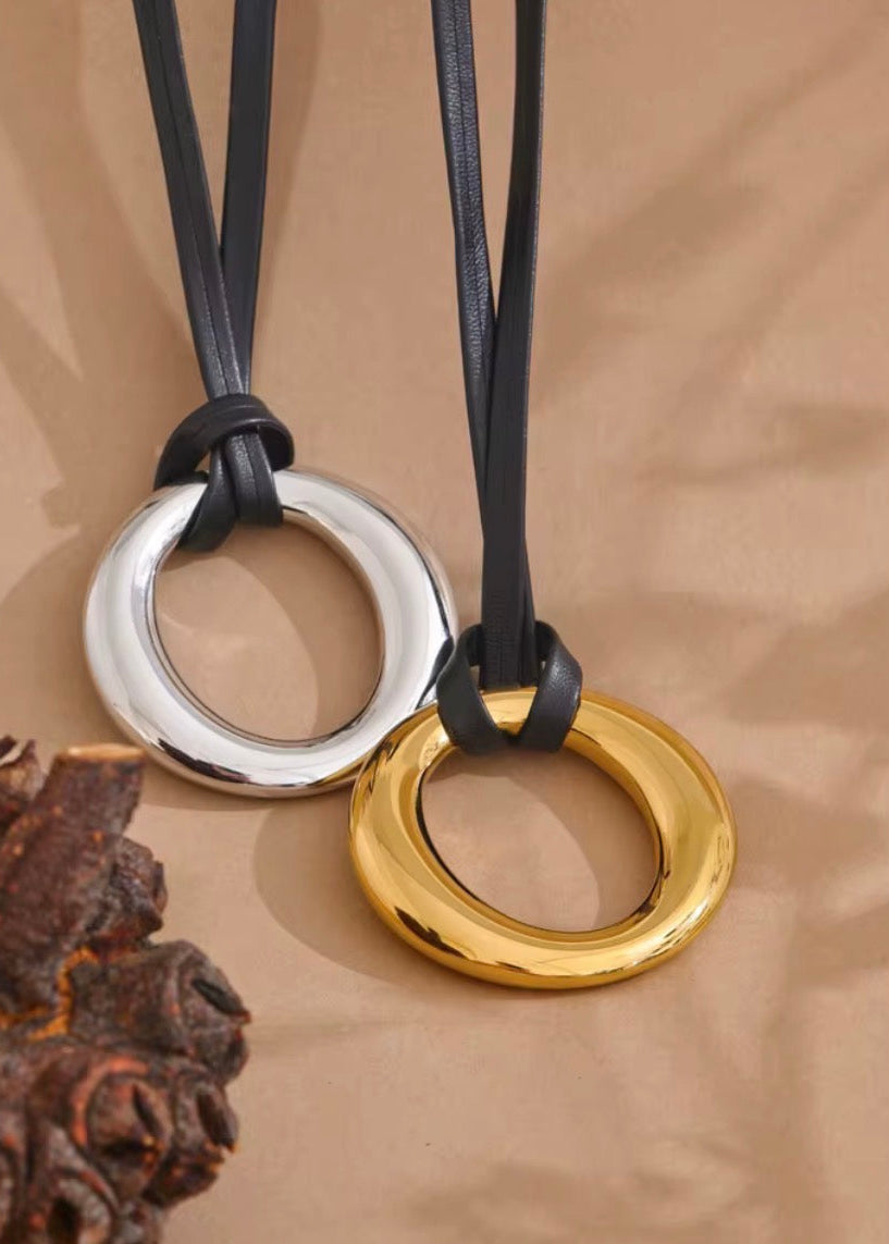 Кожено колие с акцент висулка