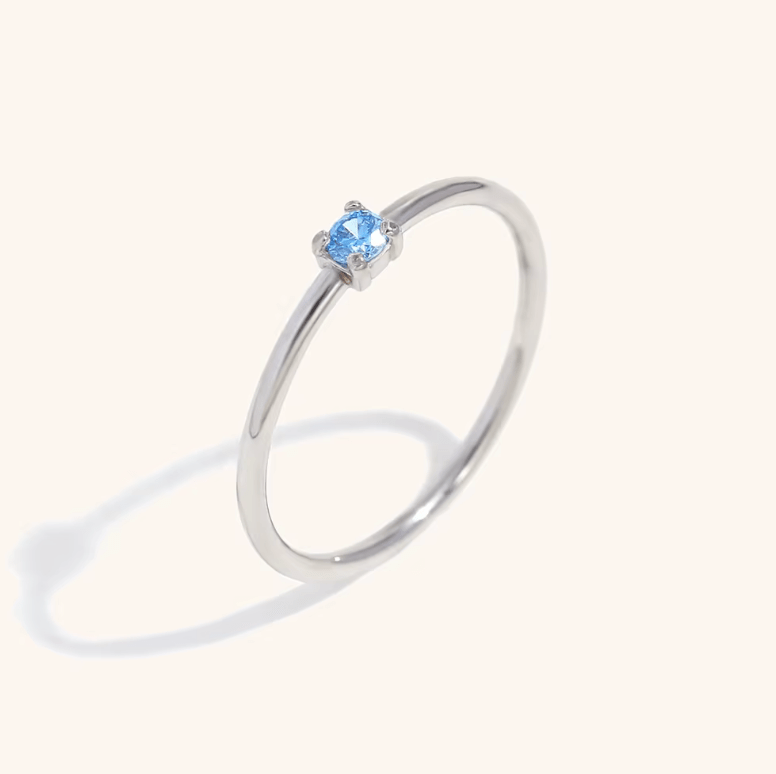 Plain Ring mit hellblauem Stein - Clout Vienna