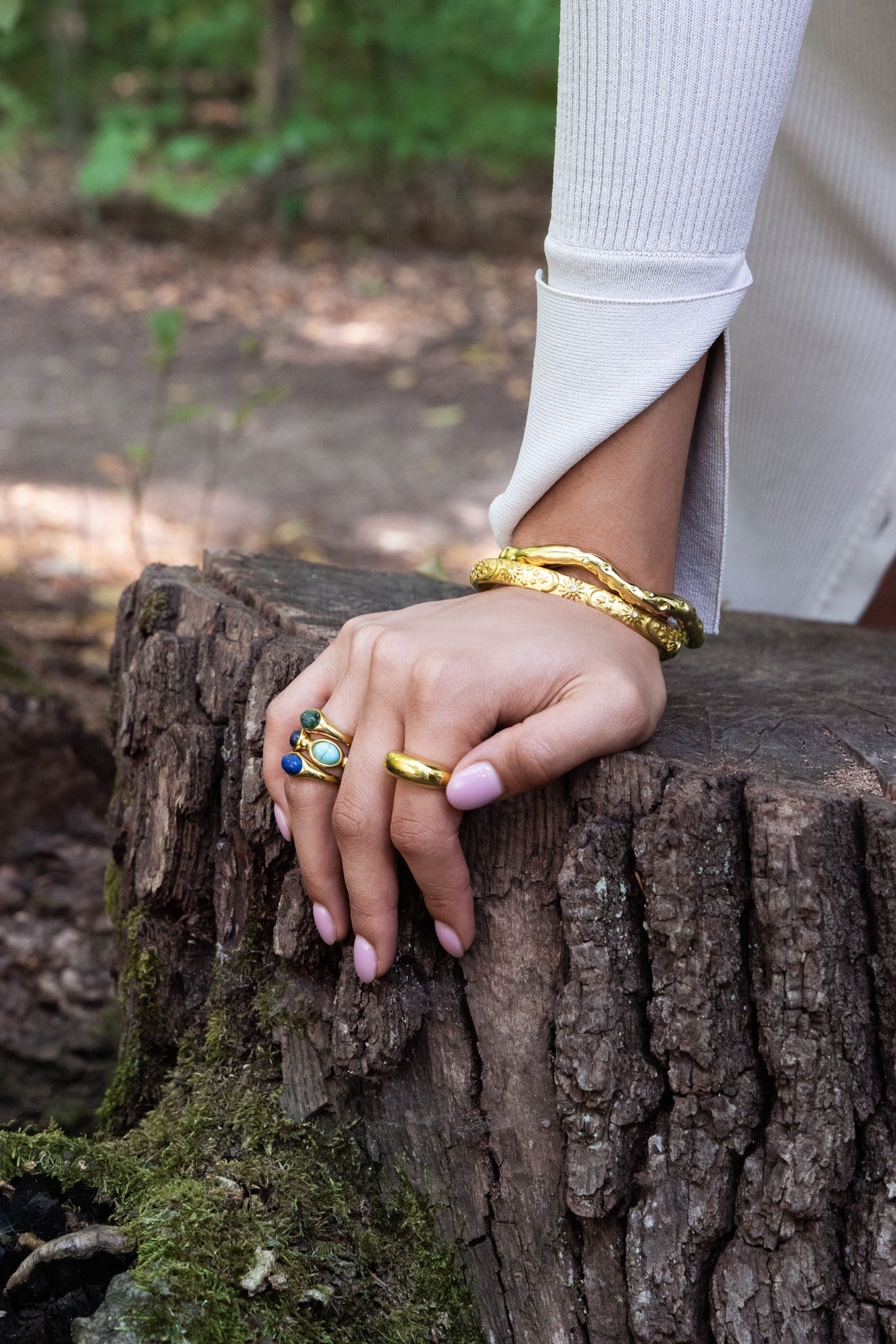 Златен пръстен със зелен камък