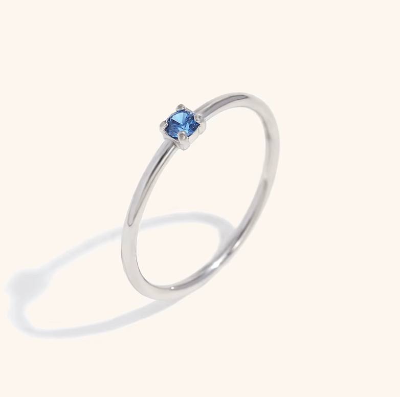 Plain Ring mit dunkelblauem Stein - Clout Vienna